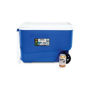 Glacière Igloo Wheelie Cool 38L bleue avec couvercle et poignée blancs, roues noires, à côté d'une boîte de conserve pour l'échelle ; étiquette du produit visible.