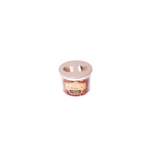 Petit récipient de 600 ml de la Boîte hermétique, couvercle beige à deux trous, étiqueté "0.61", avec de minuscules objets bruns ou cuivrés à l'intérieur.