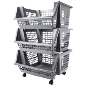 Trois paniers en plastique à mailles grises et à façade ouverte sont empilés sur un chariot de rangement à roulettes, ce qui permet d'accéder facilement aux articles et de les déplacer.