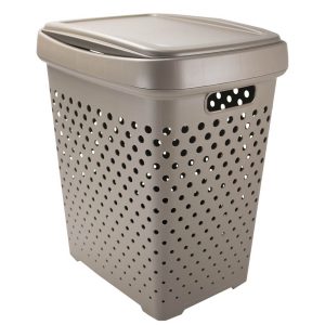 Panier à linge en plastique beige, rectangulaire avec des perforations, deux poignées latérales et un couvercle ajusté. Détails dans le texte.