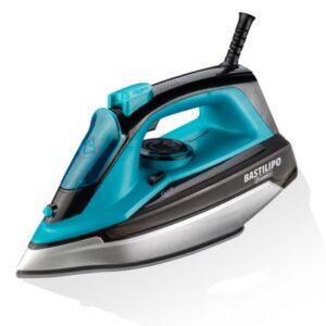 Un fer à vapeur bleu et noir avec une semelle métallique pointue et un réservoir d'eau translucide sur une surface blanche.